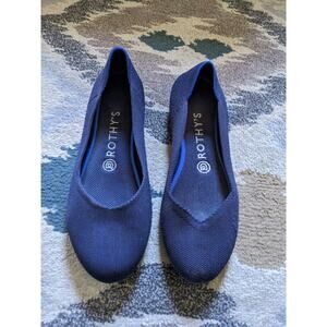 Rothy's navy blue flat- left is authentic, right is fake